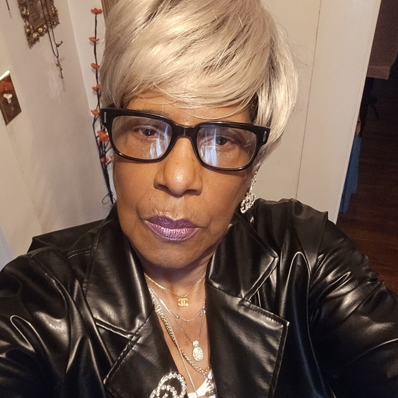 Meet your Posher, Lillian - Picture 1 of 2